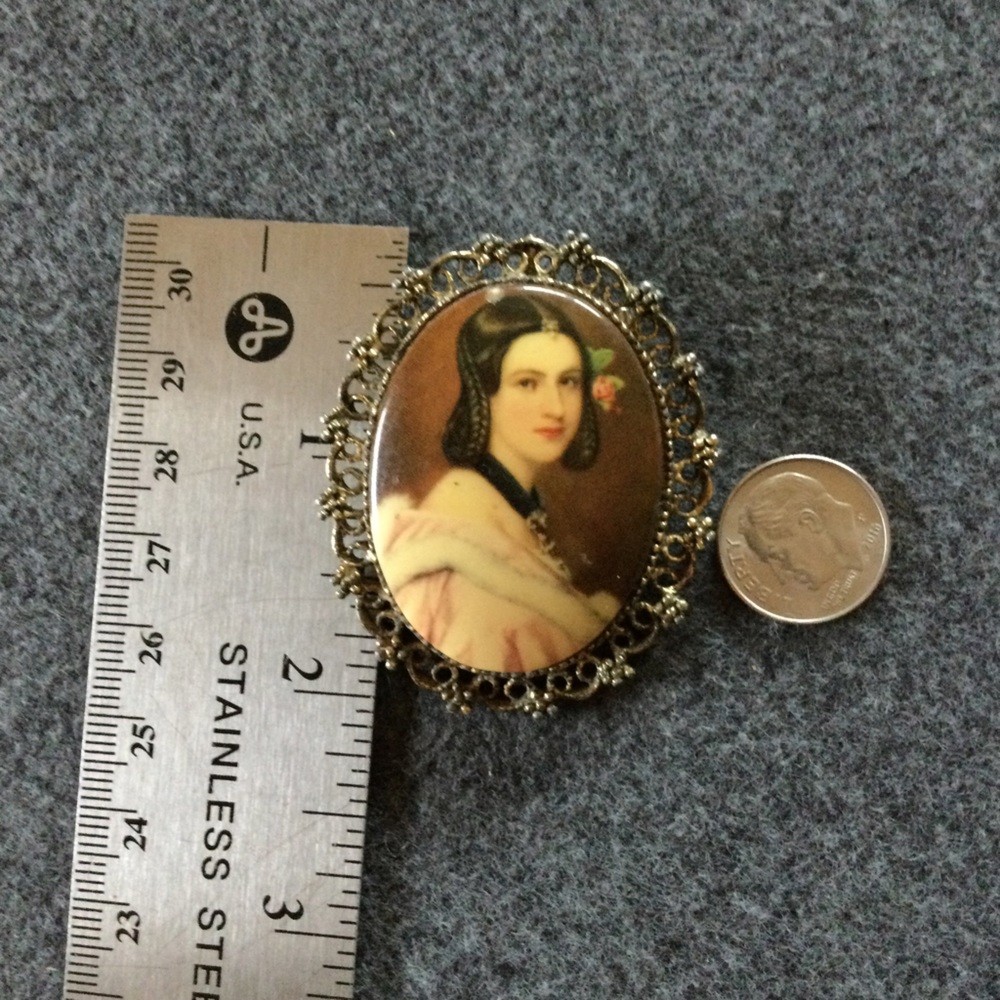 Lovely Vintage Cameo Brooch Necklace - Picture 5 of 5